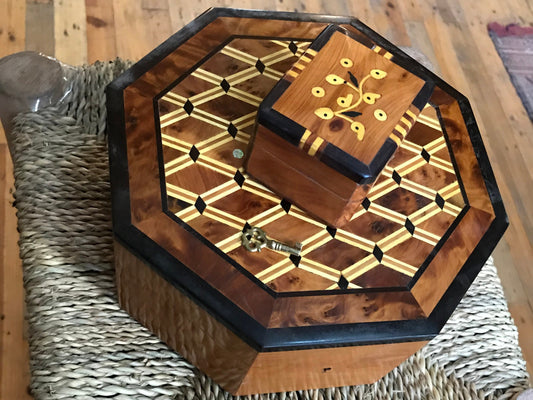 Jewelry box inlaid with mother of pearl,Thuya wood jewellery Octagonal Box with key, engraved Jewelry Box with lock,small thuya box included