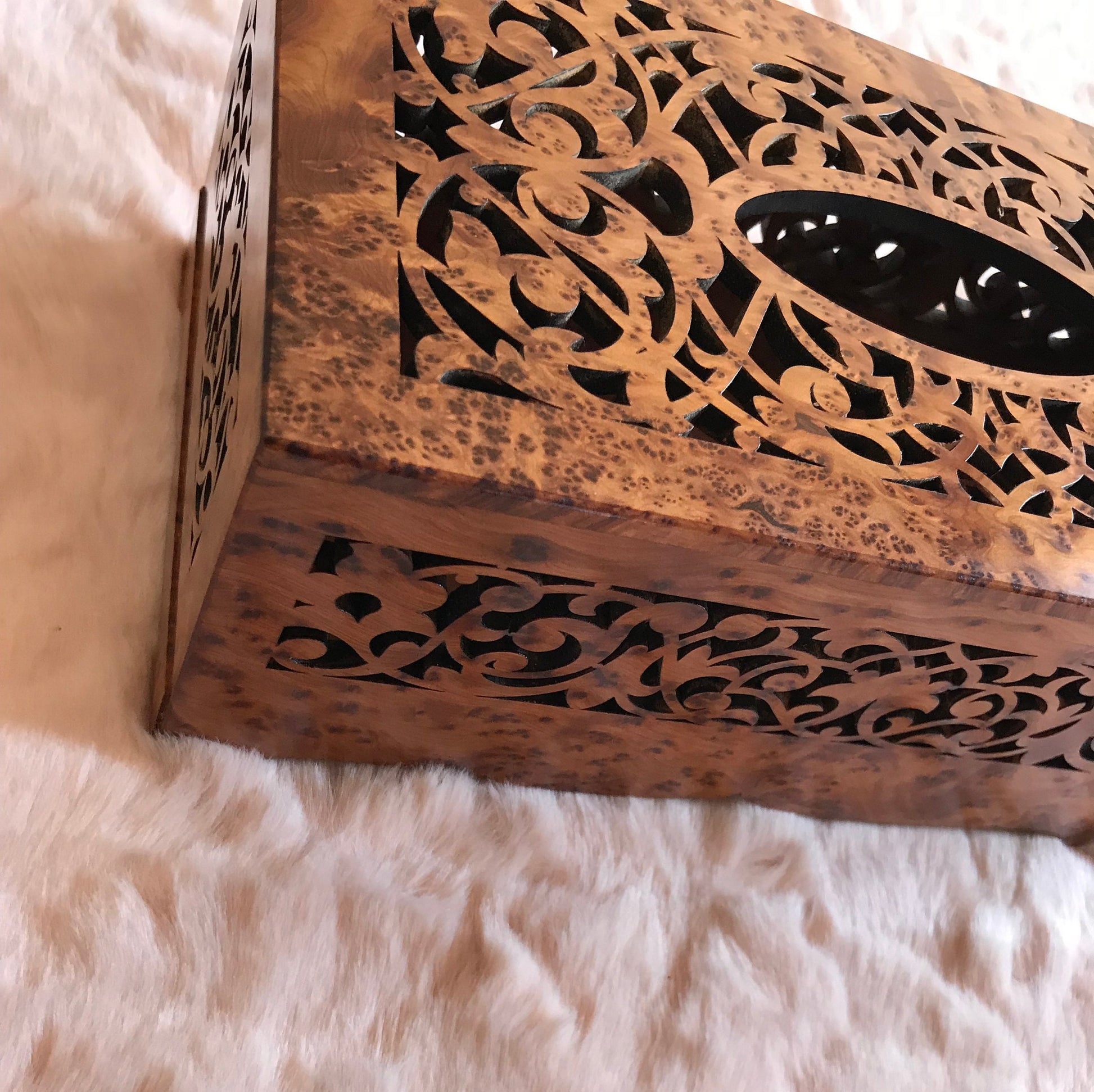 Moroccan Handmade engraved handkerchief thuya wood box,Craft work,Thuya tree,Thuya tissue holder Box deco,luxurious thuya wood decoration