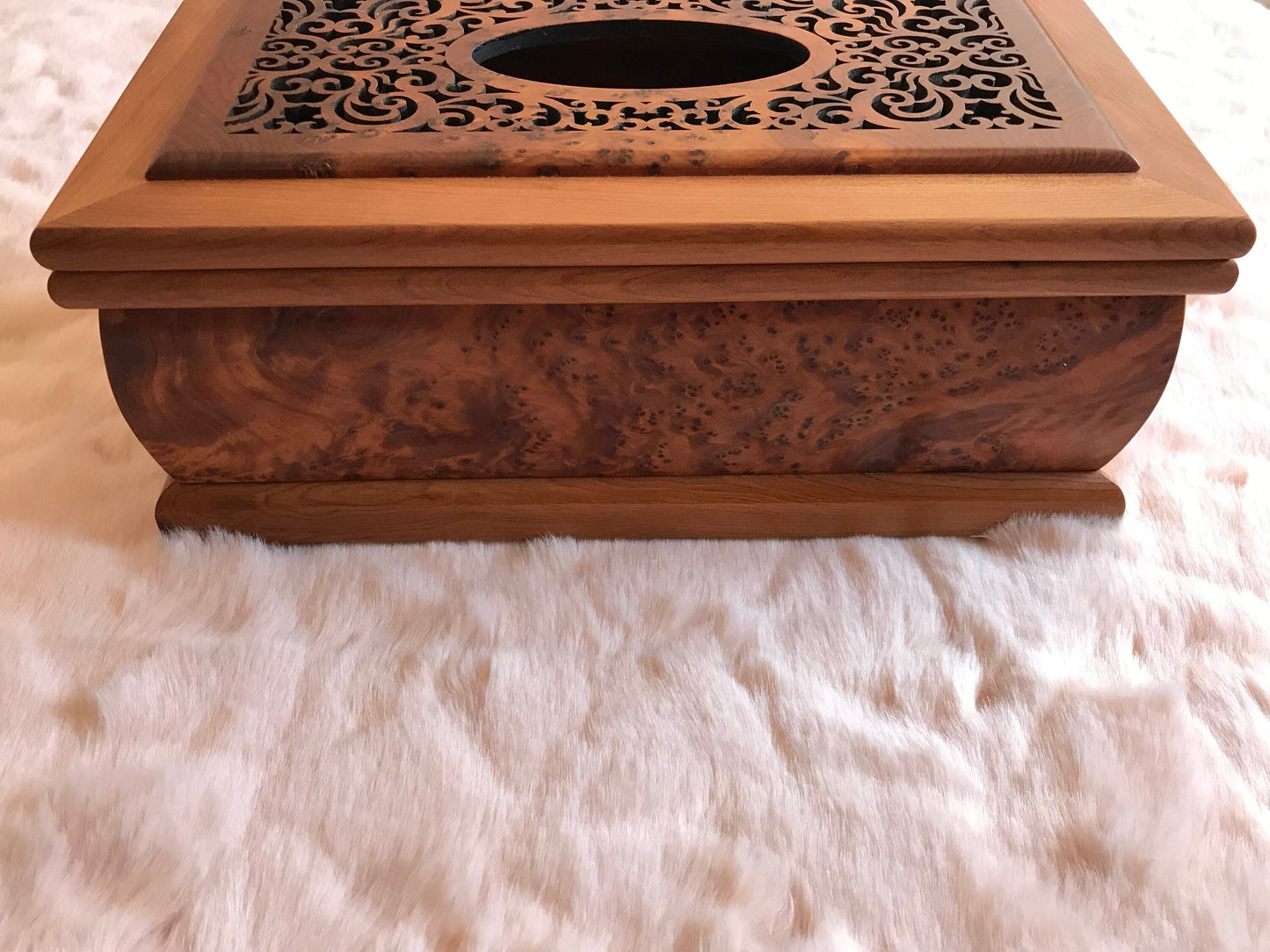 Moroccan luxurious thuya wood decoration,Handmade engraved handkerchief thuya wood box,Craft work,Thuya tree,Thuya tissue holder Box deco