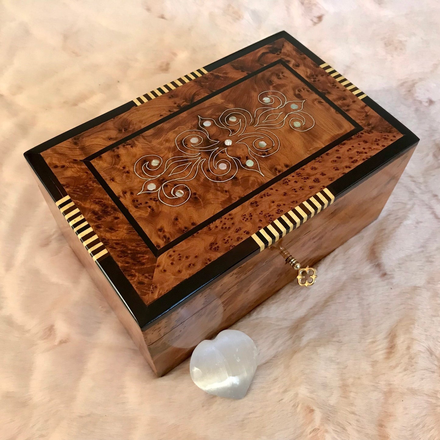 Moroccan lockable luxury burl wooden jewellery Box organizer with key,engraved,inlaid with Mother of Pearl,Birthday,wedding memory thuya box