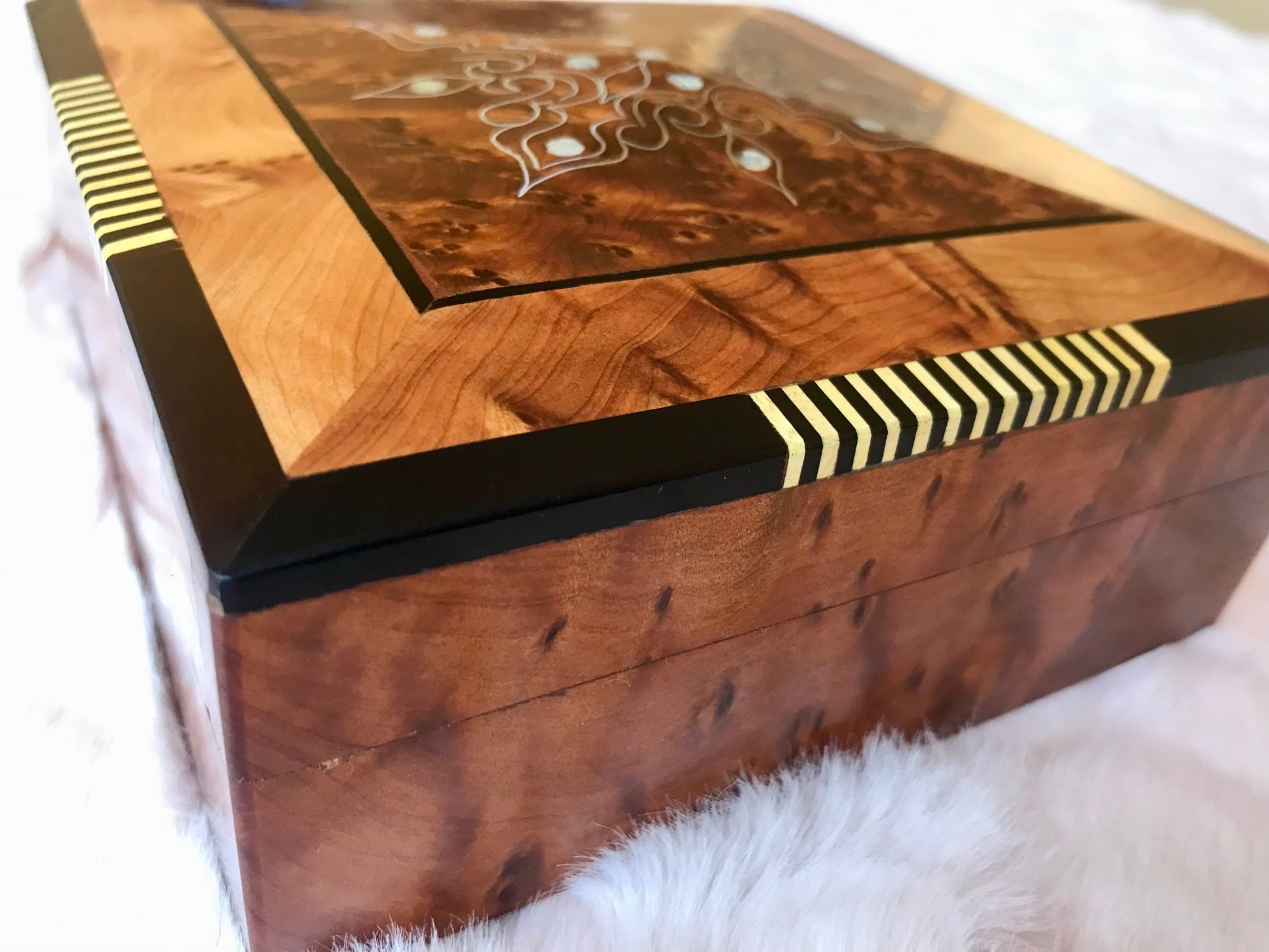 Moroccan large lockable burl wooden jewellery Box organizer with key,engraved,inlaid with Mother of Pearl,Birthday,wedding memory thuya box