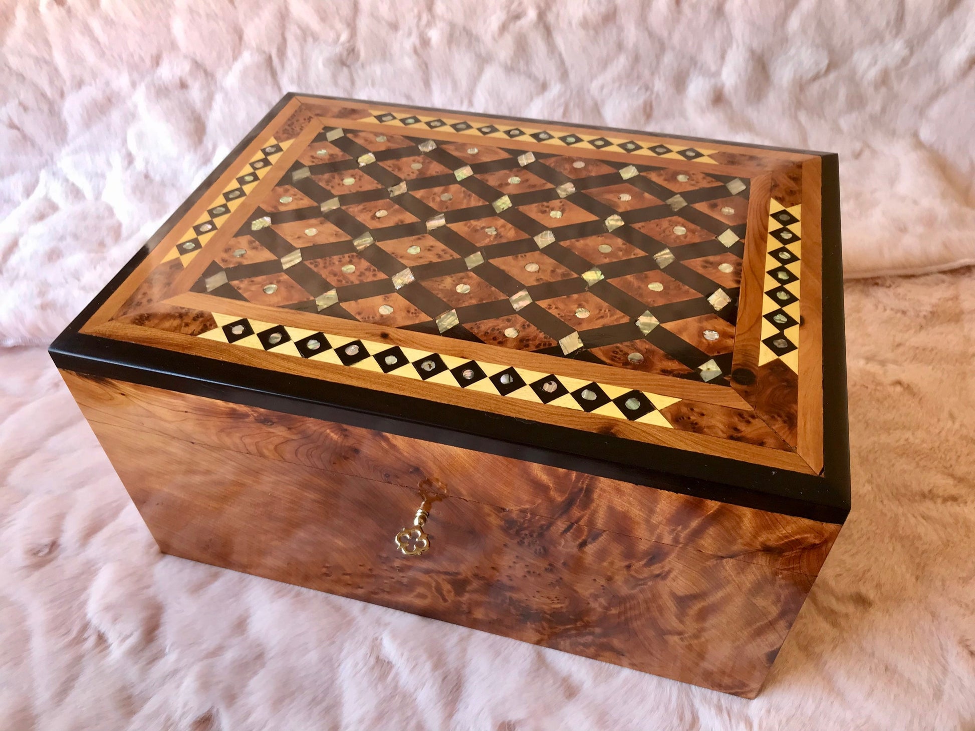 Royal Thuya wood jewellery Box with key, inlaid with mother of pearl,Gift idea,Thuya tree, engraved Custom Moroccan Jewelry Box with lock