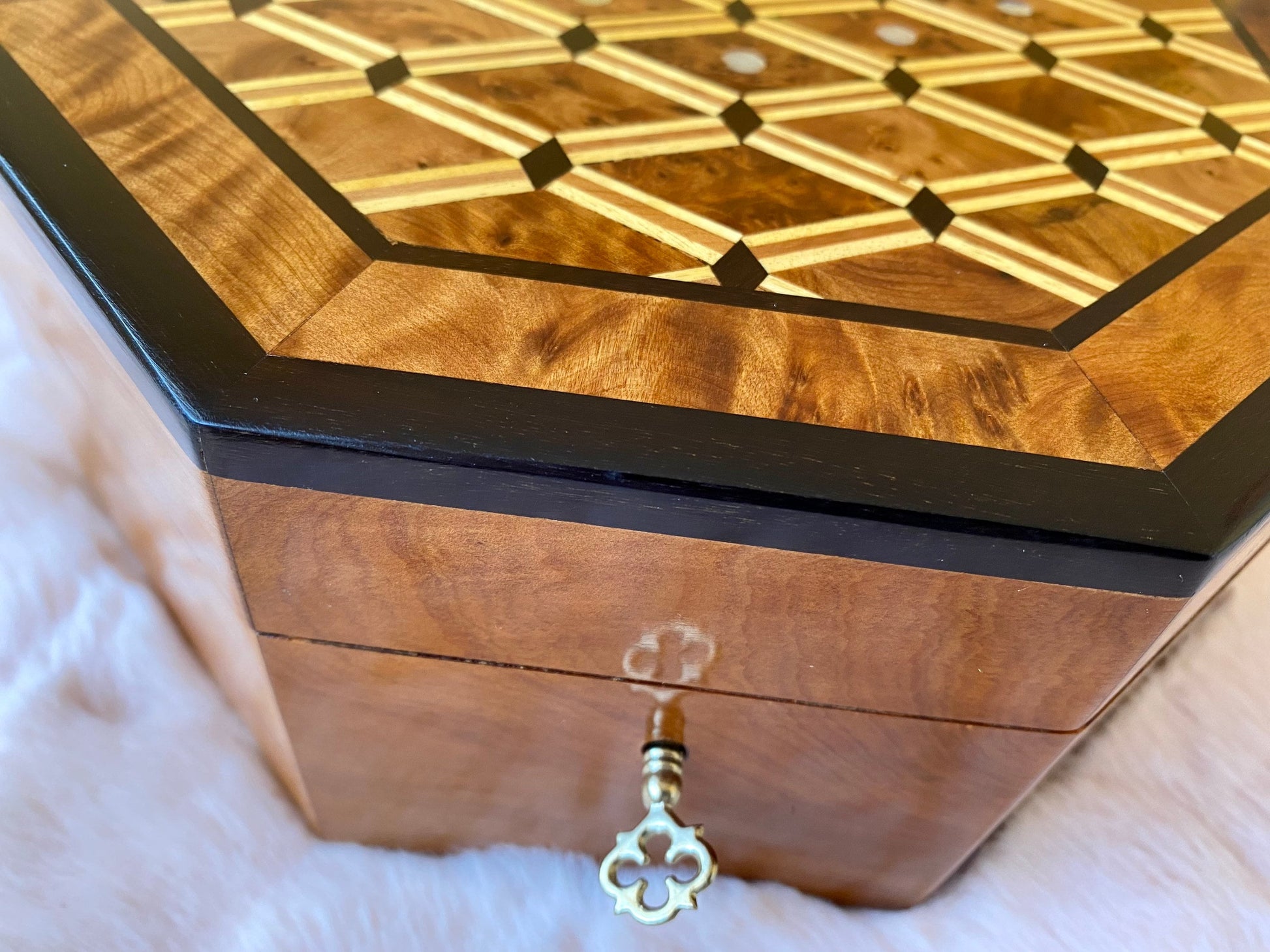 Moroccan Octagonal lockable burl wooden jewellery Box organizer with key,inlaid with Mother of Pearl-cedar,Birthday,wedding memory thuya box