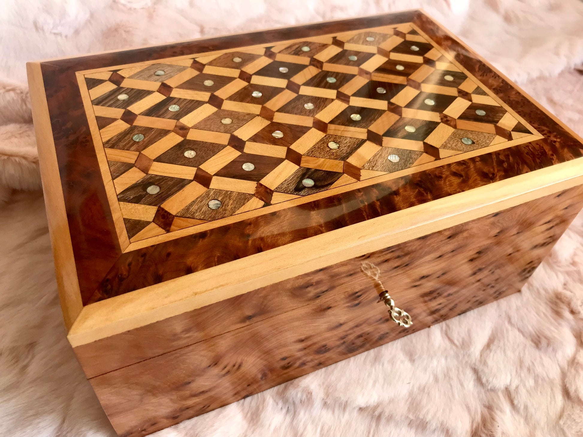 10"x7" Large jewellery Thuya wood Box with key,inlaid with mother of pearl,cedar wood,Gift idea, engraved Custom Moroccan wood Box with lock