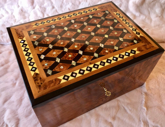 Royal Thuya wood jewellery Box with key, inlaid with mother of pearl,Gift idea,Thuya tree, engraved Custom Moroccan Jewelry Box with lock