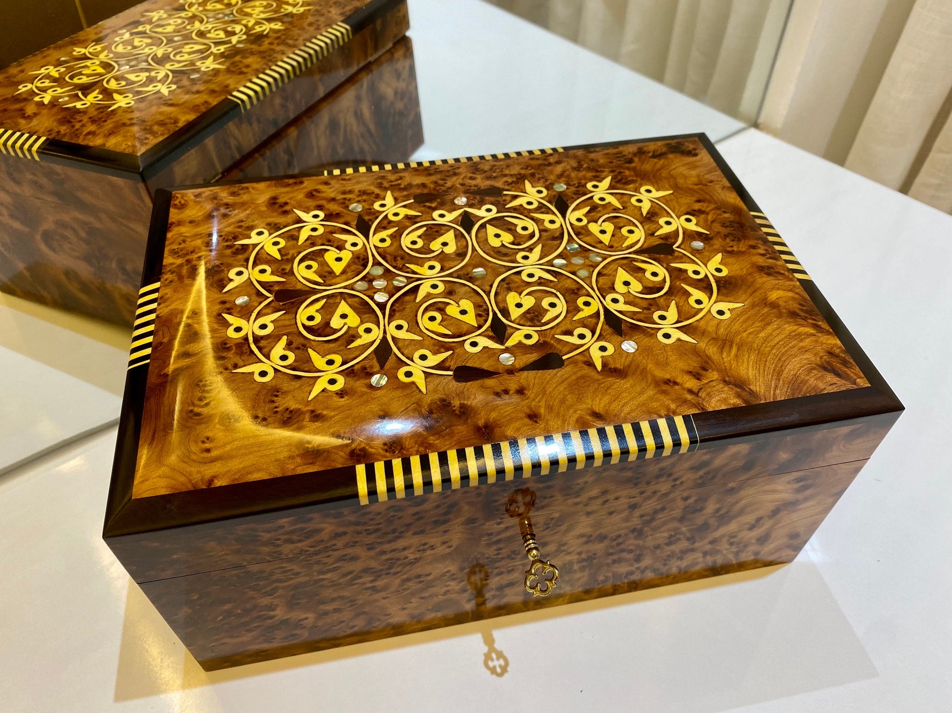 10"x6" Morrocan juniper jewellery Box wood engraved with mother of pearls,lemon wood,lockable thuya wooden jewellery vintage Box with key